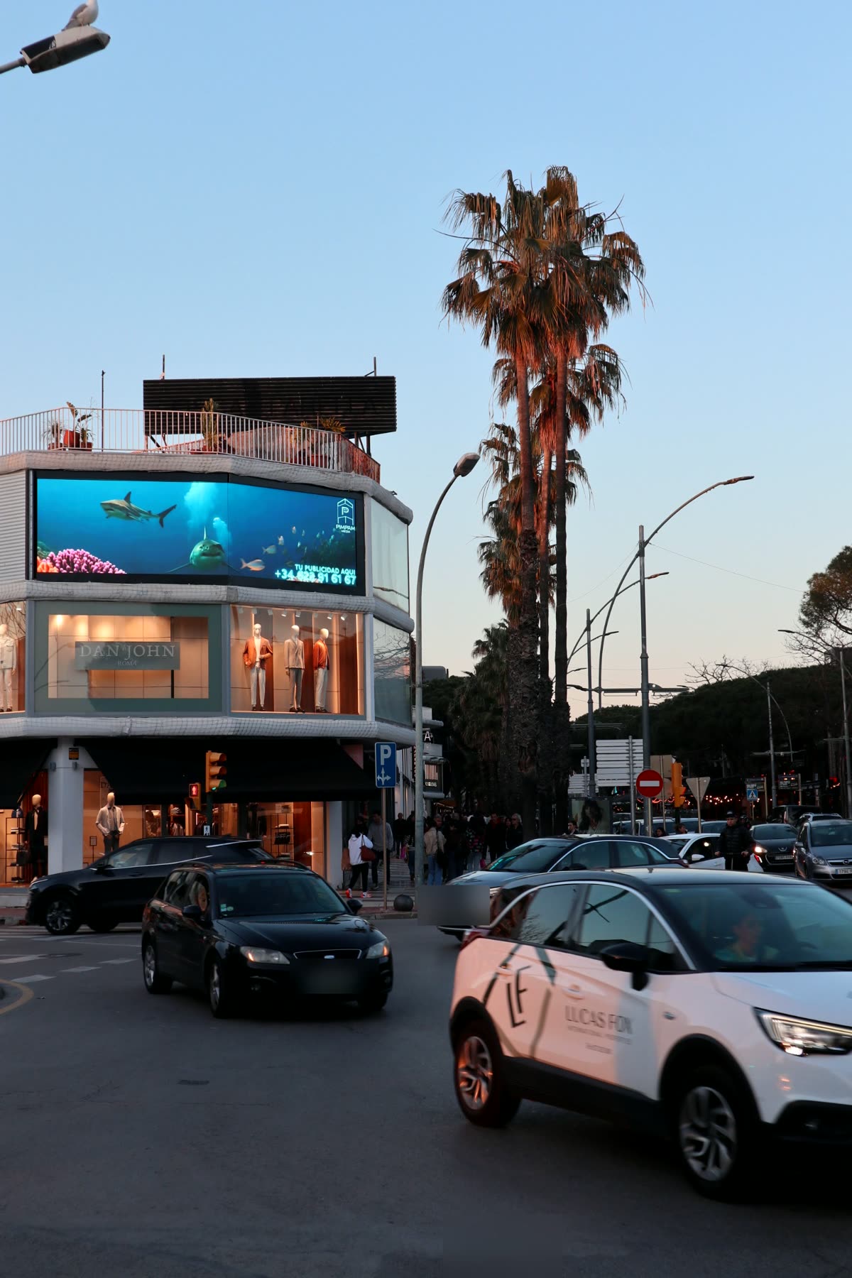 La pantalla y el paseo, con el tráfico del centro